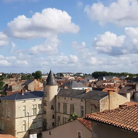 La Maison De Louise * فونتيناي لو كومت